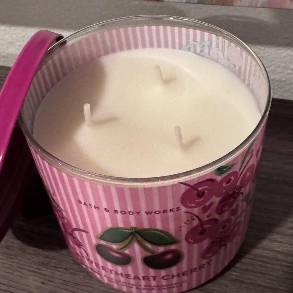 Sweetheart Cherry Candle Bath and Body Works - Picture 2 of 3